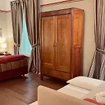 Residenza Le 6 A Affittacamere 4*
